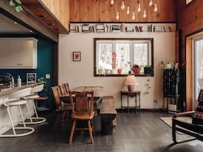 Interior - La Maison Magique- Private Hot Tub & Lake Access! (Sainte-Béatrix)