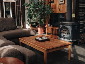 TV, fireplace, offices - La Maison Magique- Private Hot Tub & Lake Access! (Sainte-Béatrix)