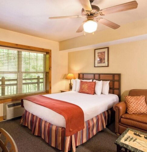 Luxurious 1-bedroom  Westgate hotel suite in Gatlinburg.  Waterpark on site.