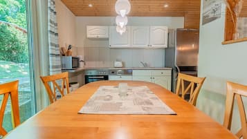 Kühlschrank, Mikrowelle, Herdplatte, Wasserkocher mit Kaffee-/Teezubehör