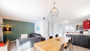 Un appartement moderne comprenant un coin repas, une cuisine et un espace de vie.