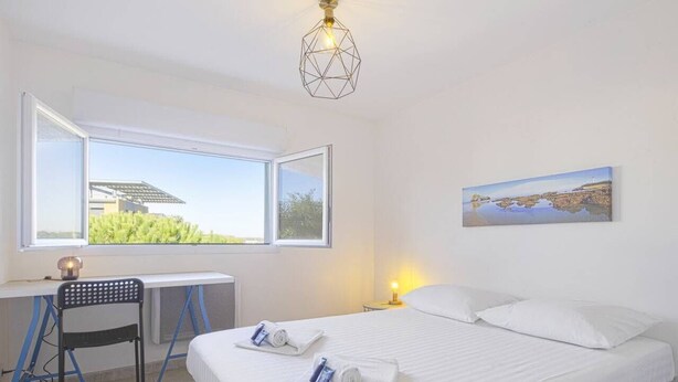 Une chambre à coucher avec un lit, un bureau et une chaise.