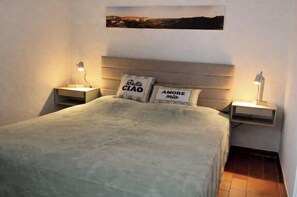 Iron/ironing board, bed sheets - Sea view flat with pool & parking in Six-Fours (Six-Fours-les-Plages)