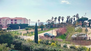 Property grounds - Sea view flat with pool & parking in Six-Fours (Six-Fours-les-Plages)