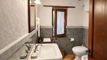 Standard Double Room, Patio, Garden View | Bilik Mandi