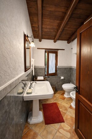 Standard Double Room, Patio, Garden View | Bilik Mandi