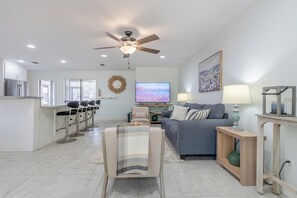 Living area - Sandestin 3BDR- Sleeps 8/Golf Cart/Pet /Pool/Beach (Miramar Beach)