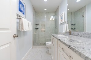 Shower, hair dryer, towels, soap - Sandestin 3BDR- Sleeps 8/Golf Cart/Pet /Pool/Beach (Miramar Beach)