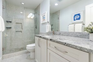 Shower, hair dryer, towels, soap - Sandestin 3BDR- Sleeps 8/Golf Cart/Pet /Pool/Beach (Miramar Beach)