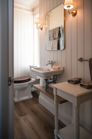 Bathroom - Highland retreat overlooking Brora golfcourse (Brora)