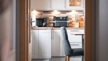 Oven, dishwasher, toaster, cookware/dishes/utensils