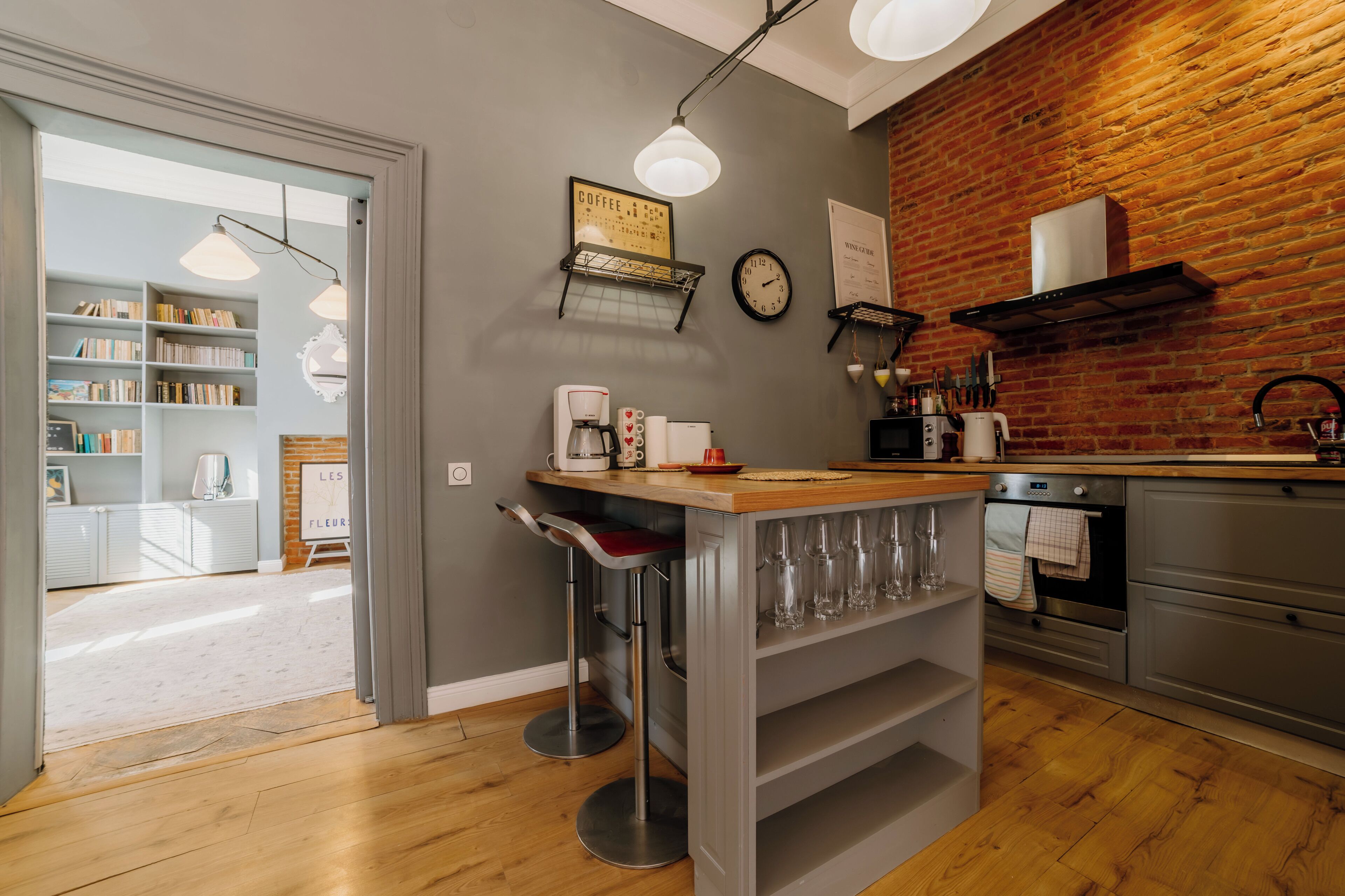 Frigorifero, microonde, forno, piano cottura