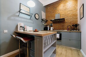 Fridge, microwave, oven, stovetop - Ela's Chic Apartment - Ultracentral, Old Town (Brașov)