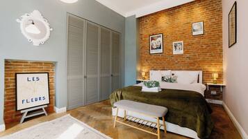 1 habitación, tabla de planchar con plancha y cuna de viaje