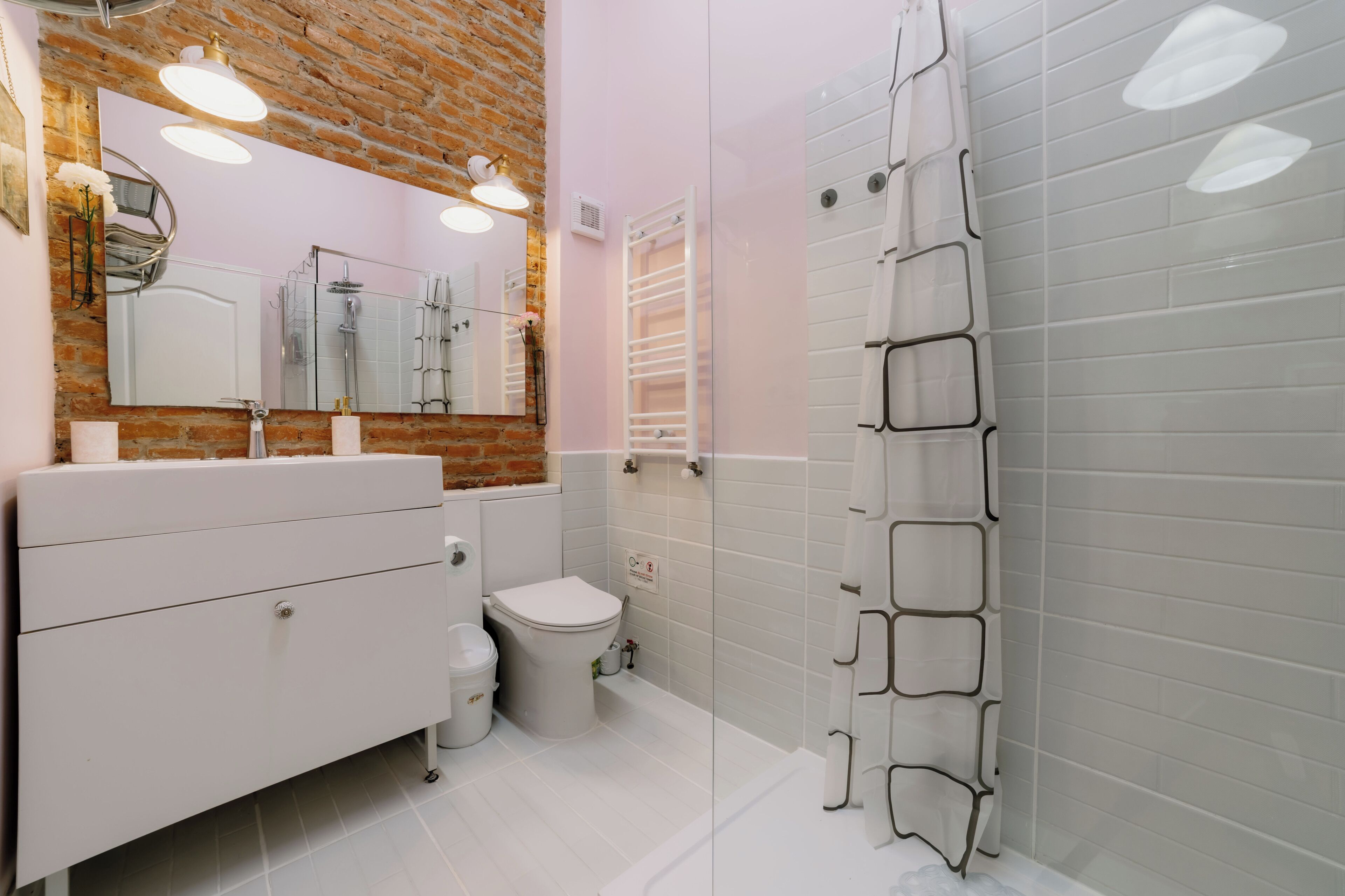 Een douche, een haardroger, handdoeken, zeep