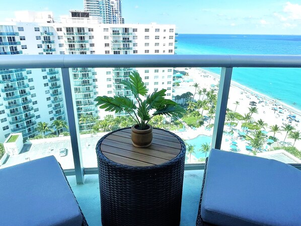 Property grounds - Stunning Beachfront Penthouse - Panoramic Ocean Views - 1 Bed / 1 Bath -Paradise (Hollywood)