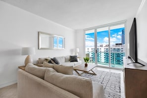 Smart TV, computer monitors - Stunning Beachfront Penthouse - Panoramic Ocean Views - 1 Bed / 1 Bath -Paradise (Hollywood)