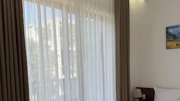 Camera Luxury | Minibar (con alcuni snack e alcune bevande gratis), postazione laptop