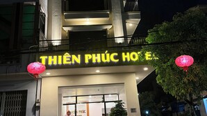 A hotel entrance with a sign reading 'THIEN PHU C H O E A' and a red lantern above the door. - THIÊN PHÚC HOTEL (Nghia Lo)