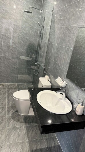Regendusche, Designer-Toilettenartikel, Haartrockner, Hausschuhe