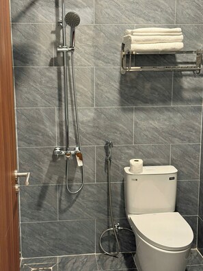 Regendusche, Designer-Toilettenartikel, Haartrockner, Hausschuhe