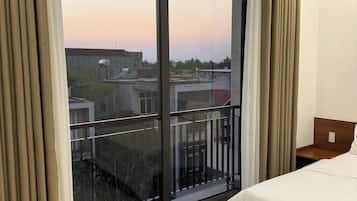 Kamar Double Bisnis | Isi minibar gratis, ruang kerja ramah laptop, dan tirai kedap cahaya