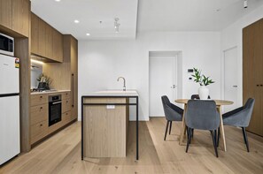 Apartment | Private kitchen - Stylish 2-bed Apartment With Modern Amenities (Melbourne)