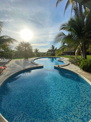 Villa Privada con Piscina y Vista al Estero