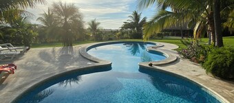 Villa Privada con Piscina y Vista al Estero