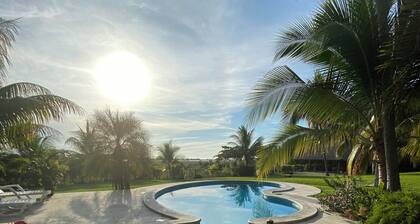 Villa Privada con Piscina y Vista al Estero