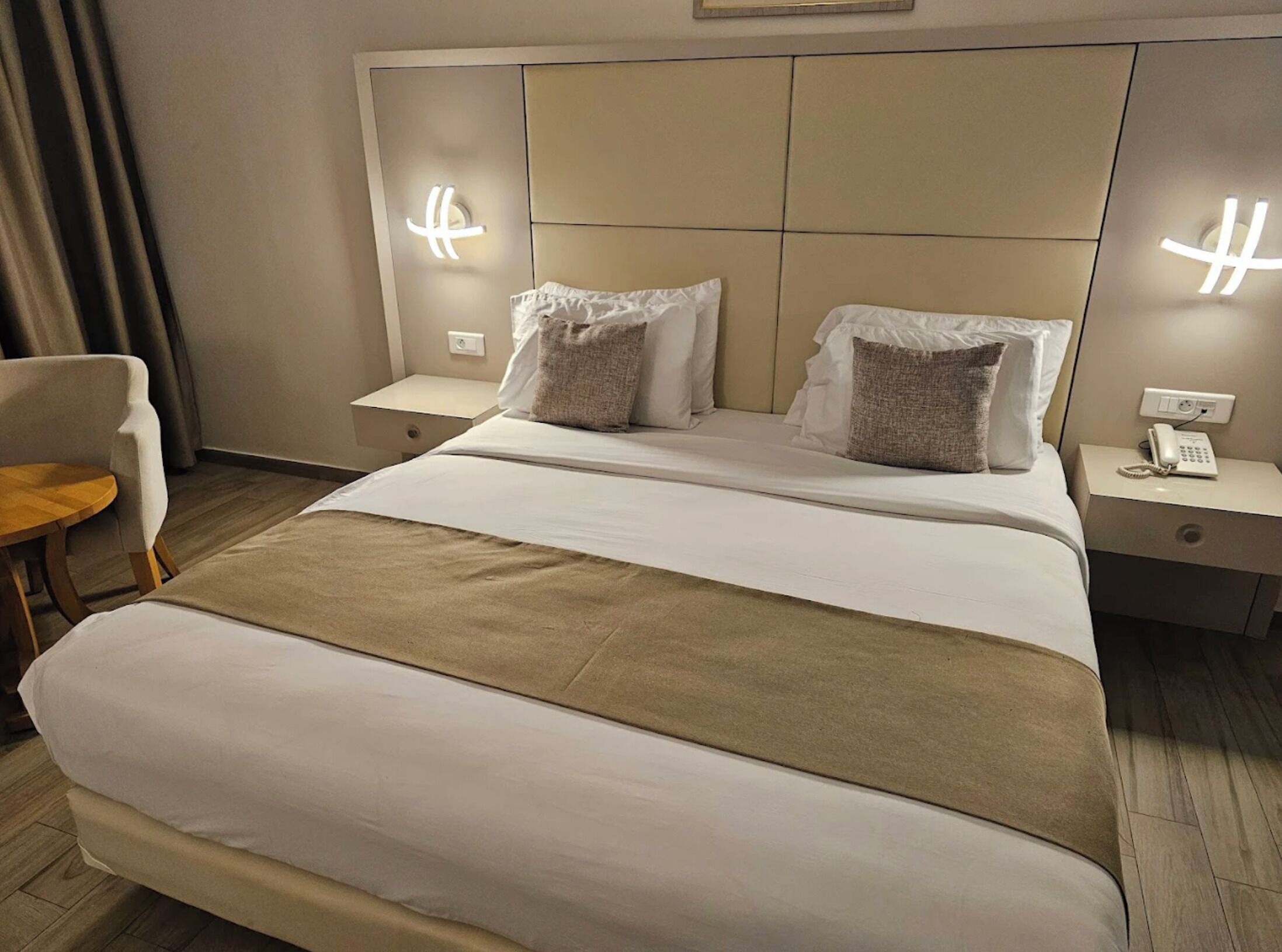 Doppel- oder Zweibettzimmer | Minibar, Schreibtisch, laptopgeeigneter Arbeitsplatz, Zustellbetten