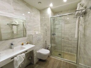 Kamer, 1 twee- of 2 eenpersoonsbedden | Badkamer | Een douche, gratis toiletartikelen, een haardroger, handdoeken
