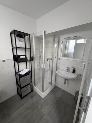 Bathroom - 247 Reside: Apartment SZ3 | Center | Netflix (Straubing)