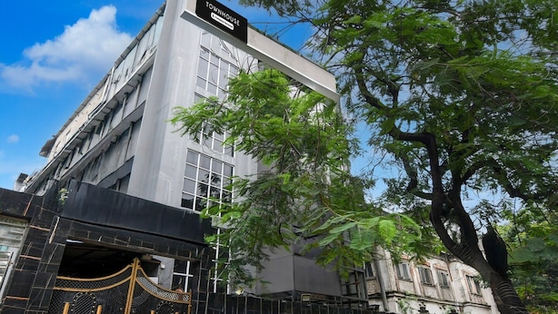 Un edificio moderno con un letrero que dice 'TOWNHOUSE'.
