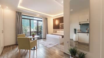 Verdunkelungsvorhänge, schallisolierte Zimmer, Bügeleisen/Bügelbrett