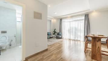 Appartement Deluxe, balcon | Intérieur