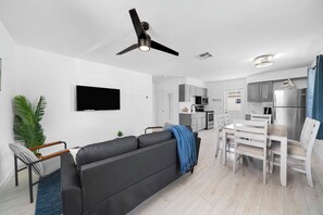 Living area - Surfer's Cottage - 2 bedroom/1 bath apartment in Naples Park! Close to Beach! (Naples)