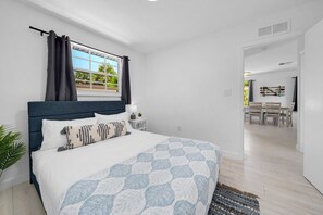 Room - Surfer's Cottage - 2 bedroom/1 bath apartment in Naples Park! Close to Beach! (Naples)