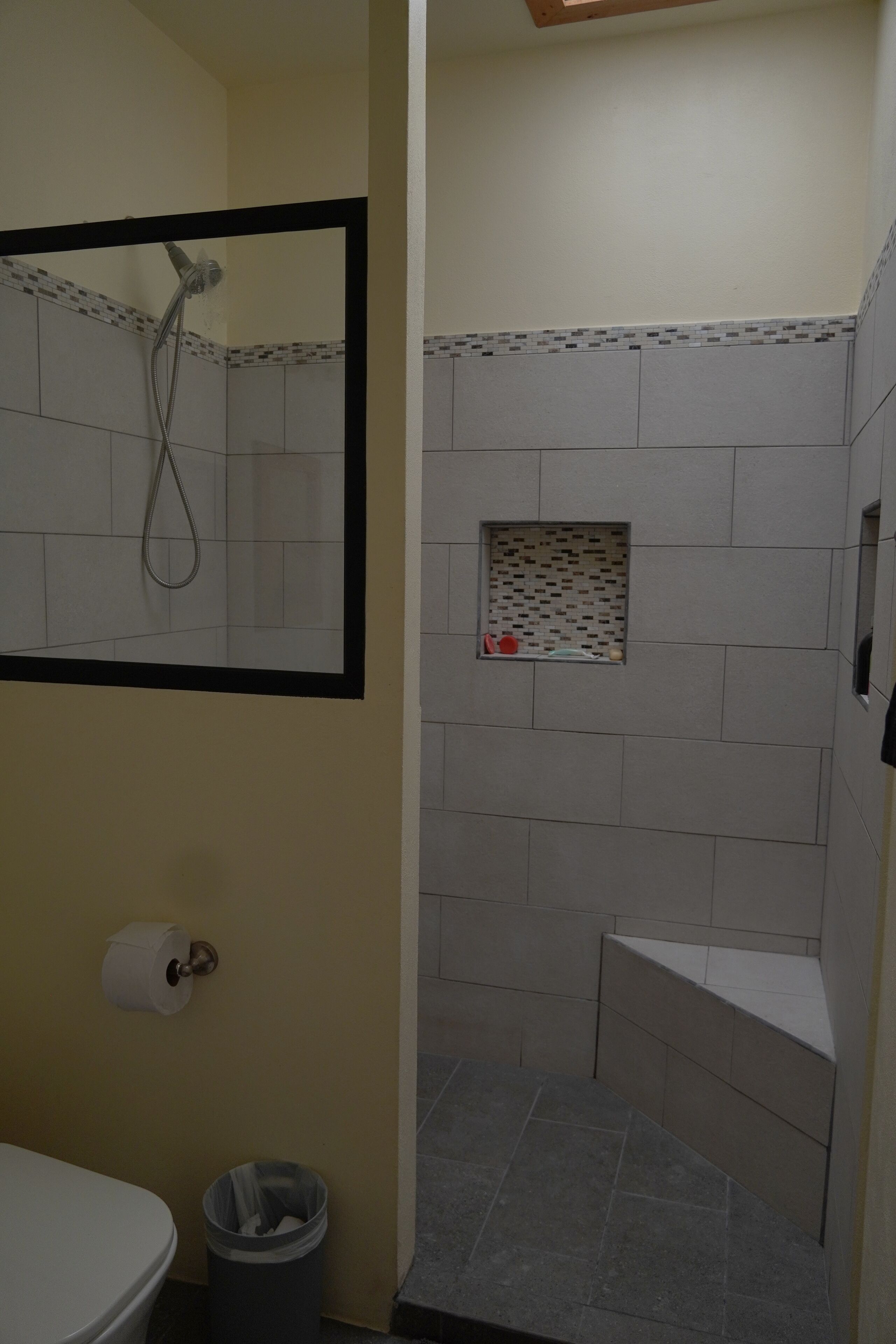 Douche, sèche-cheveux, serviettes fournies, savon