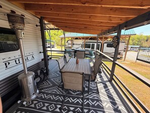 Outdoor dining - Wake&Lake at Norris Landing Marina-Waterfront RV Retreat with Deck + Slip Option (Tazewell)