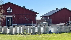 Une grange rouge sur laquelle est accrochée une enseigne indiquant « Kapten Krogg ».