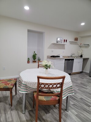 Dining - 1 bedroom  in peaceful Charles Town with AC  in amazing  neighborhood (Charles Town)