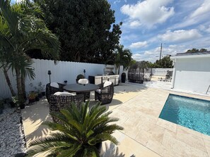Outdoor dining - Serene studio in wonderful Plantation location, take a splash on relaxing pool (Plantation)