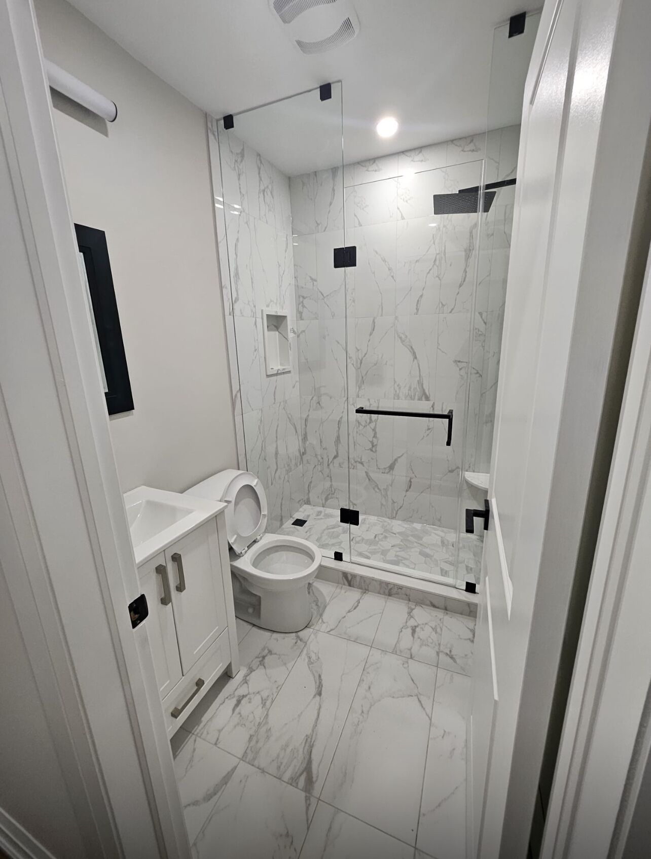 Secadora de cabello, toallas, jabón, papel de baño 