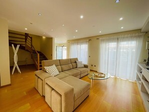 Living area - Large, comfortable house in São Martinho do Porto - a stone's throw from the beach (São Martinho do Porto)