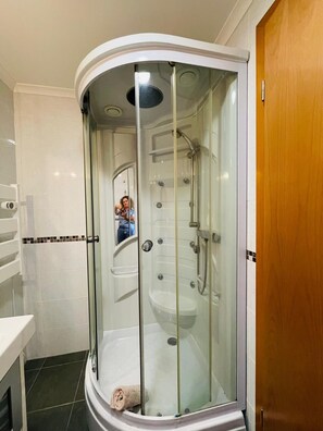 Shower, hair dryer, bidet, towels - Large, comfortable house in São Martinho do Porto - a stone's throw from the beach (São Martinho do Porto)