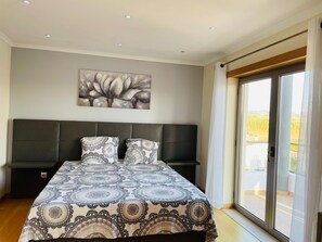 4 Schlafzimmer, Schreibtisch, BĂŒgeleisen/BĂŒgelbrett, kostenloses WLAN