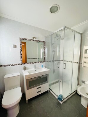 Bathroom - Vrbo Property (São Martinho do Porto)
