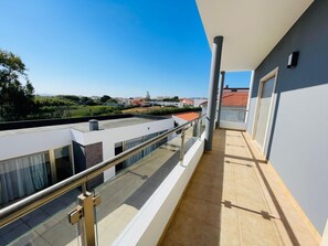 Property grounds - Large, comfortable house in São Martinho do Porto - a stone's throw from the beach (São Martinho do Porto)