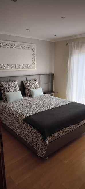 4 Schlafzimmer, Schreibtisch, BĂŒgeleisen/BĂŒgelbrett, kostenloses WLAN